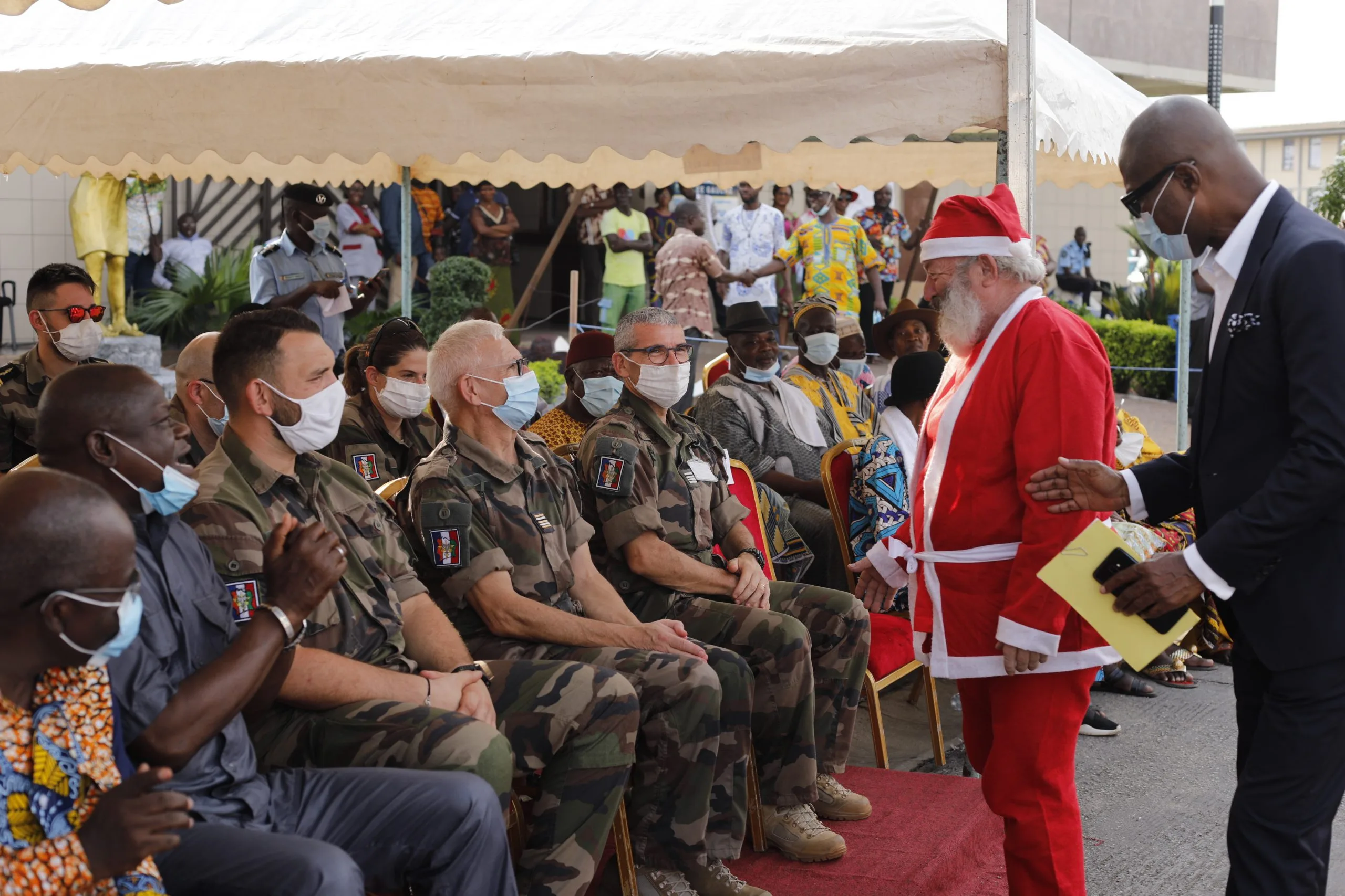 Le Maire Sylvestre Emmou offre 20.000 cadeaux aux enfants de Port-Bouët le Maire Emmou Sylvestre