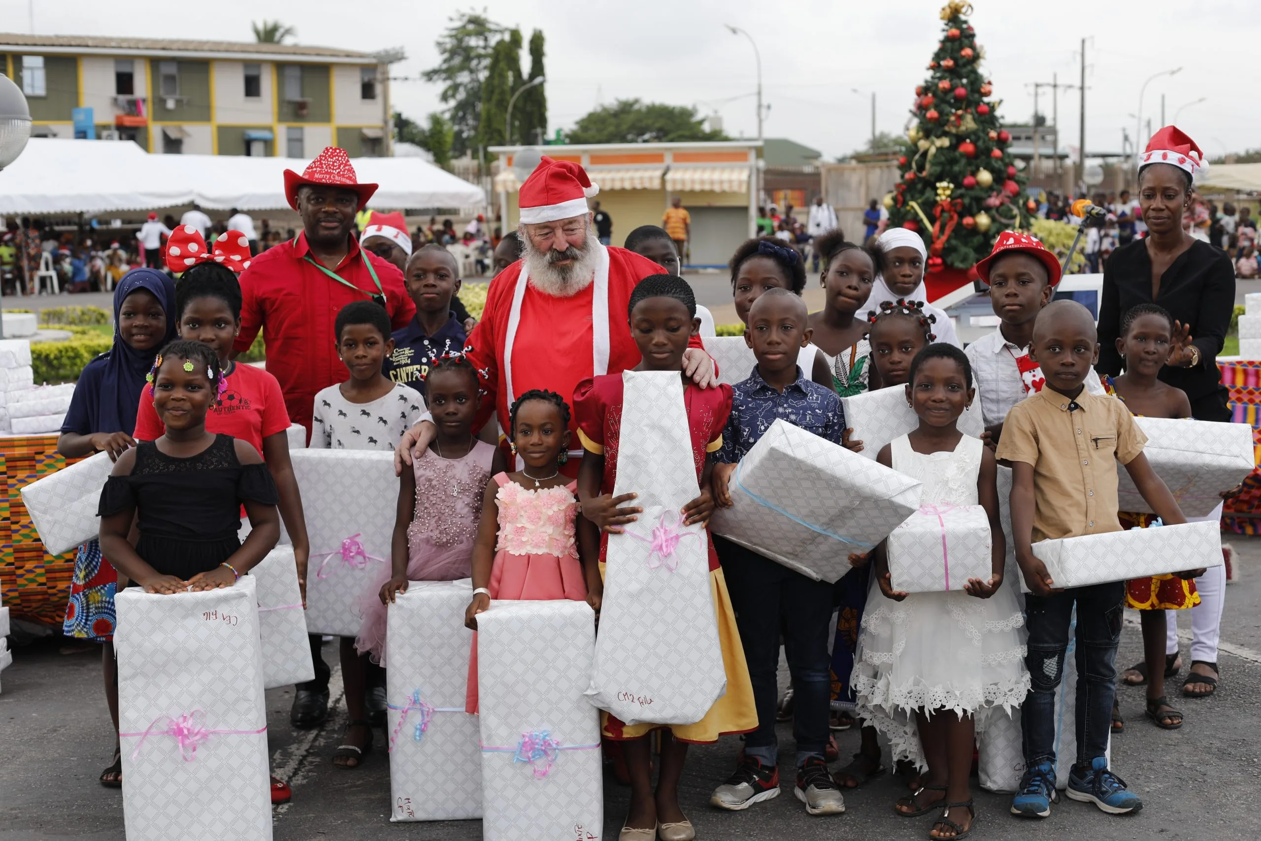 Le Maire Sylvestre Emmou offre 20.000 cadeaux aux enfants de Port-Bouët le Maire Emmou Sylvestre