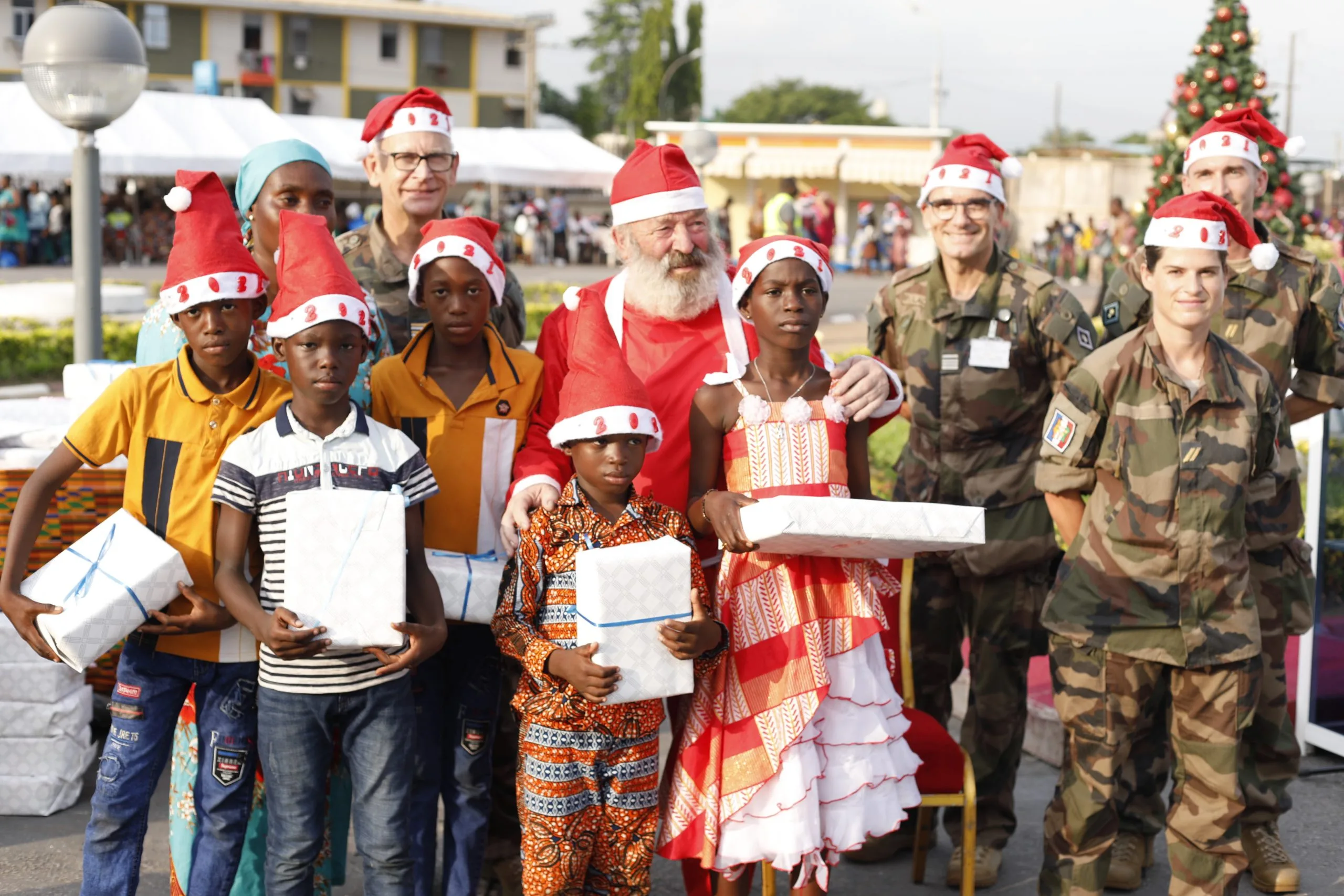 Le Maire Sylvestre Emmou offre 20.000 cadeaux aux enfants de Port-Bouët Le Maire Sylvestre Emmou