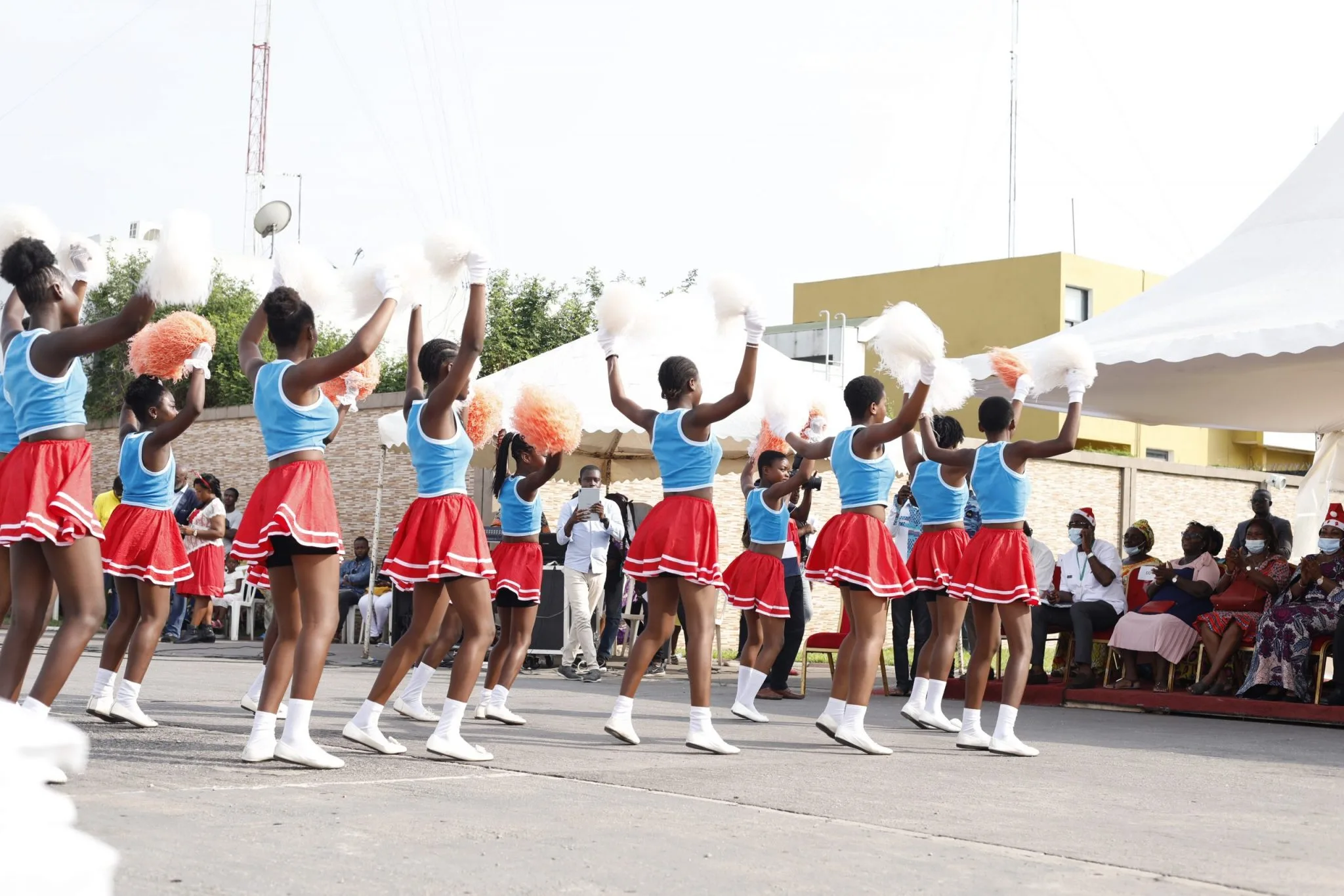 Le Maire Sylvestre Emmou offre 20.000 cadeaux aux enfants de Port-Bouët Le Maire Sylvestre Emmou offre 20.000 cadeaux aux enfants de Port-Bouët | Affairage.ci