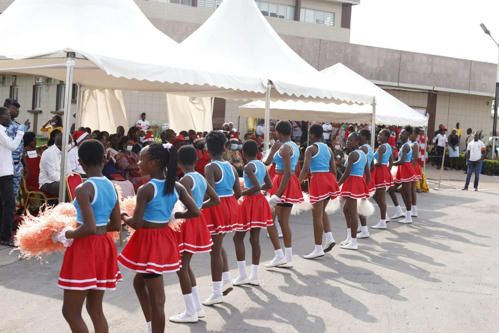 Le Maire Sylvestre Emmou offre 20.000 cadeaux aux enfants de Port-Bouët Le Maire Sylvestre Emmou offre 20.000 cadeaux aux enfants de Port-Bouët | Affairage.ci