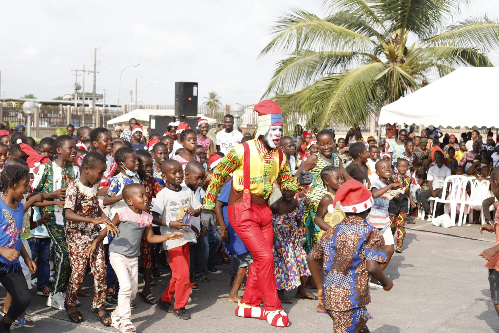 Le Maire Sylvestre Emmou offre 20.000 cadeaux aux enfants de Port-Bouët Le Maire Sylvestre Emmou offre 20.000 cadeaux aux enfants de Port-Bouët | Affairage.ci