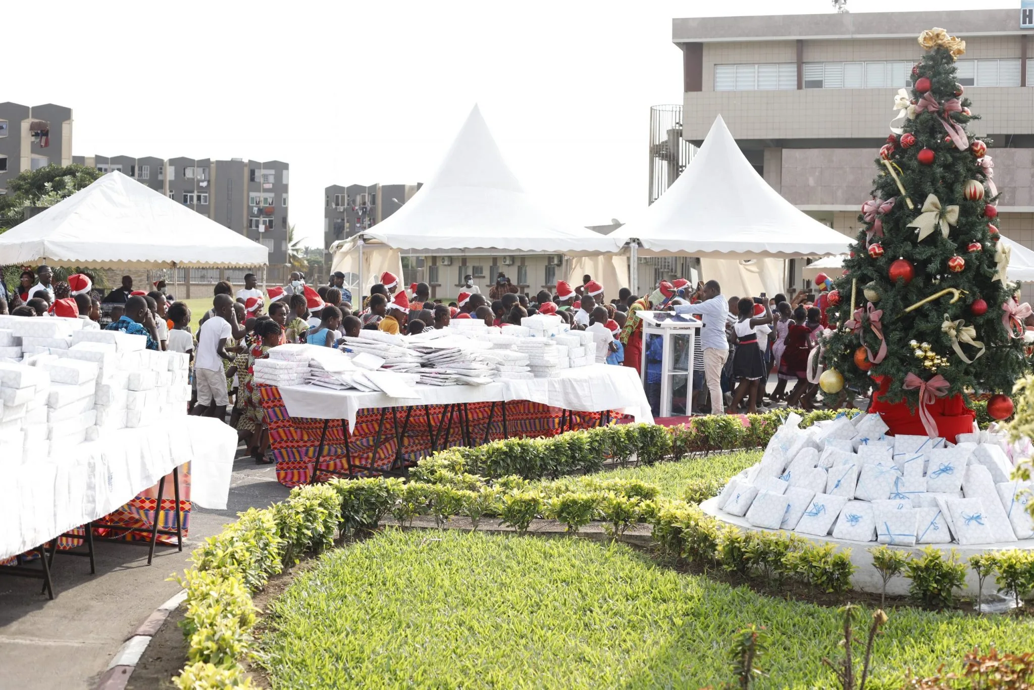 Le Maire Sylvestre Emmou offre 20.000 cadeaux aux enfants de Port-Bouët Le Maire Sylvestre Emmou offre 20.000 cadeaux aux enfants de Port-Bouët | Affairage.ci