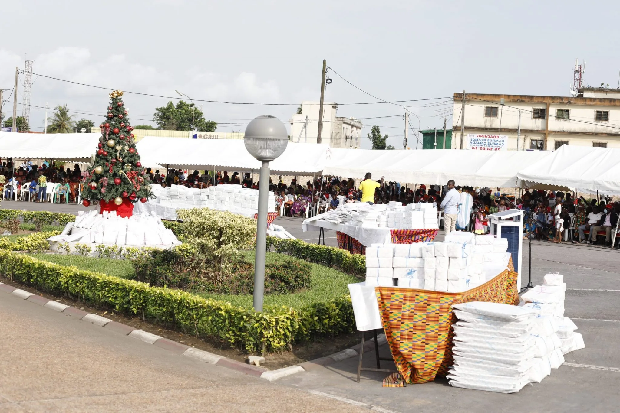 Le Maire Sylvestre Emmou offre 20.000 cadeaux aux enfants de Port-Bouët Le Maire Sylvestre Emmou offre 20.000 cadeaux aux enfants de Port-Bouët | Affairage.ci