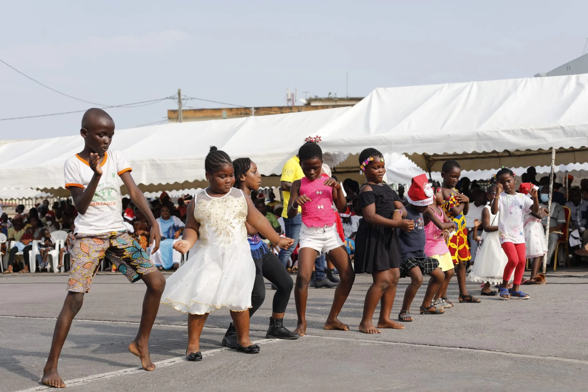Le Maire Sylvestre Emmou offre 20.000 cadeaux aux enfants de Port-Bouët Le Maire Sylvestre Emmou offre 20.000 cadeaux aux enfants de Port-Bouët | Affairage.ci