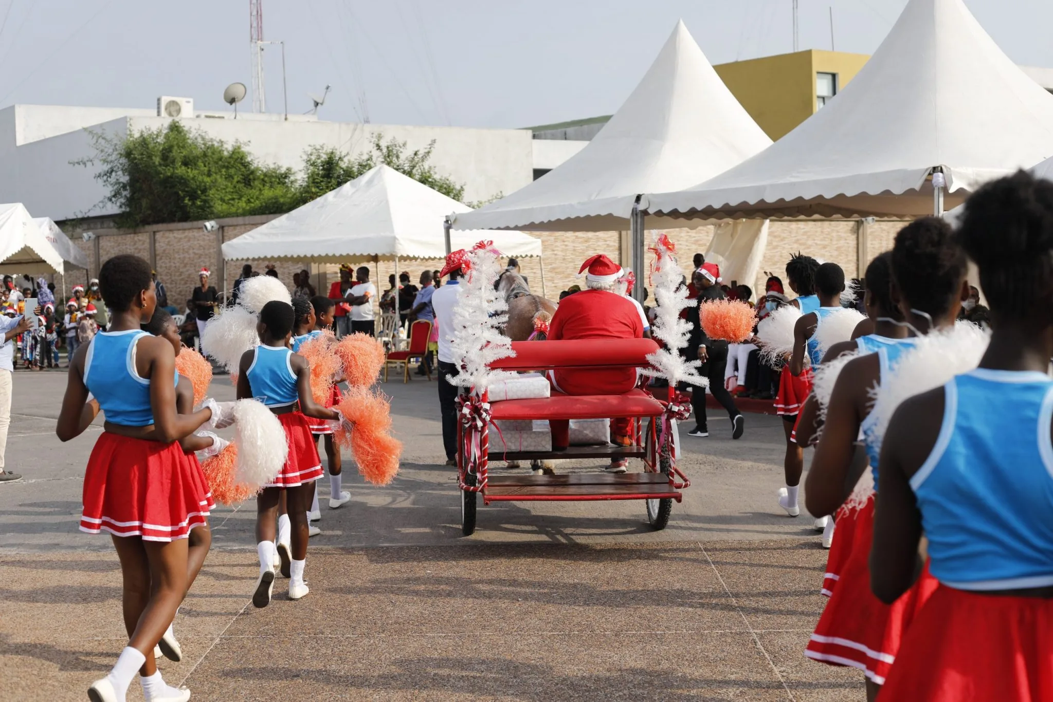 Le Maire Sylvestre Emmou offre 20.000 cadeaux aux enfants de Port-Bouët Le Maire Sylvestre Emmou offre 20.000 cadeaux aux enfants de Port-Bouët | Affairage.ci