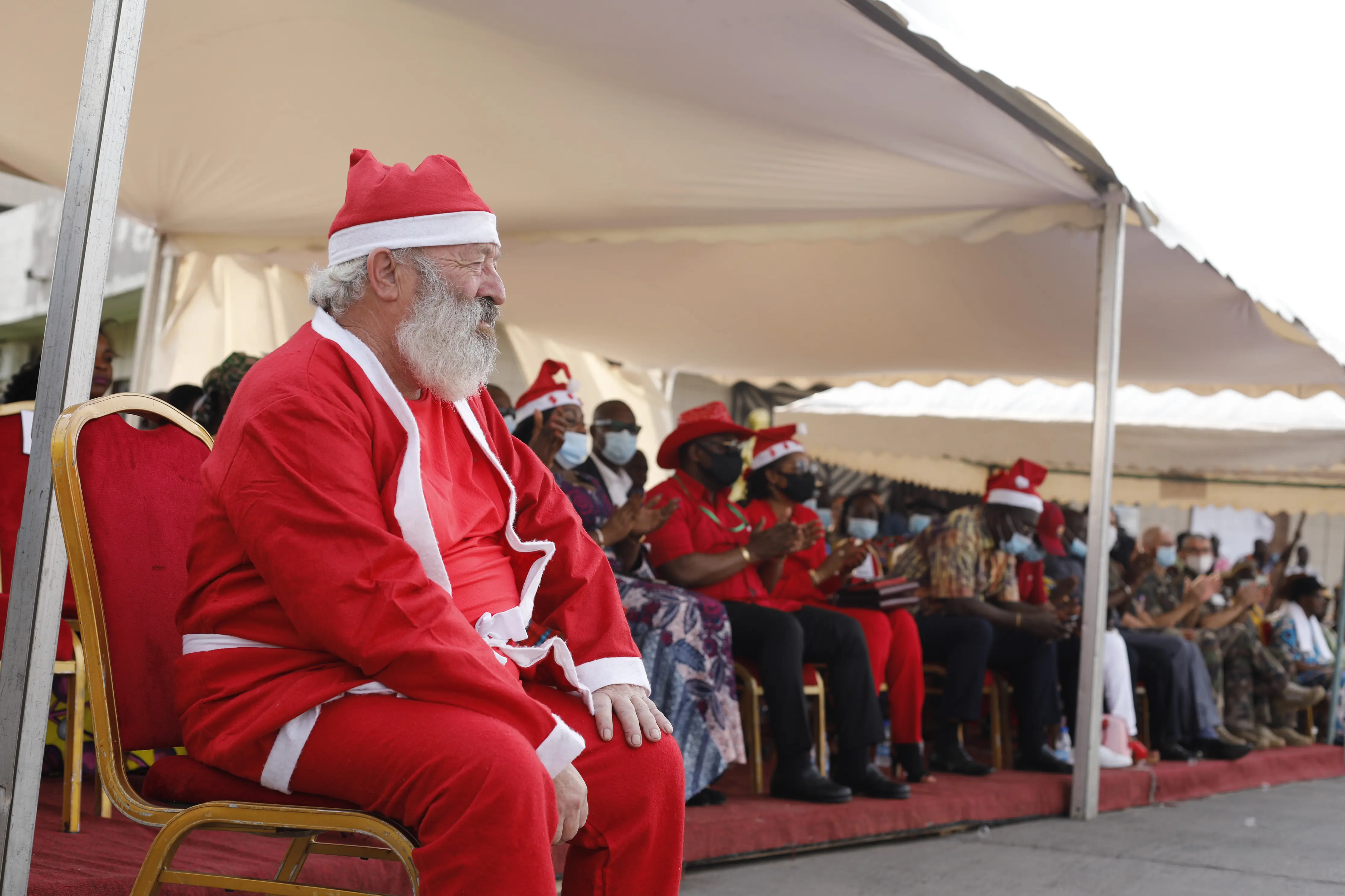 Le Maire Sylvestre Emmou offre 20.000 cadeaux aux enfants de Port-Bouët Le Maire Sylvestre Emmou offre 20.000 cadeaux aux enfants de Port-Bouët | Affairage.ci