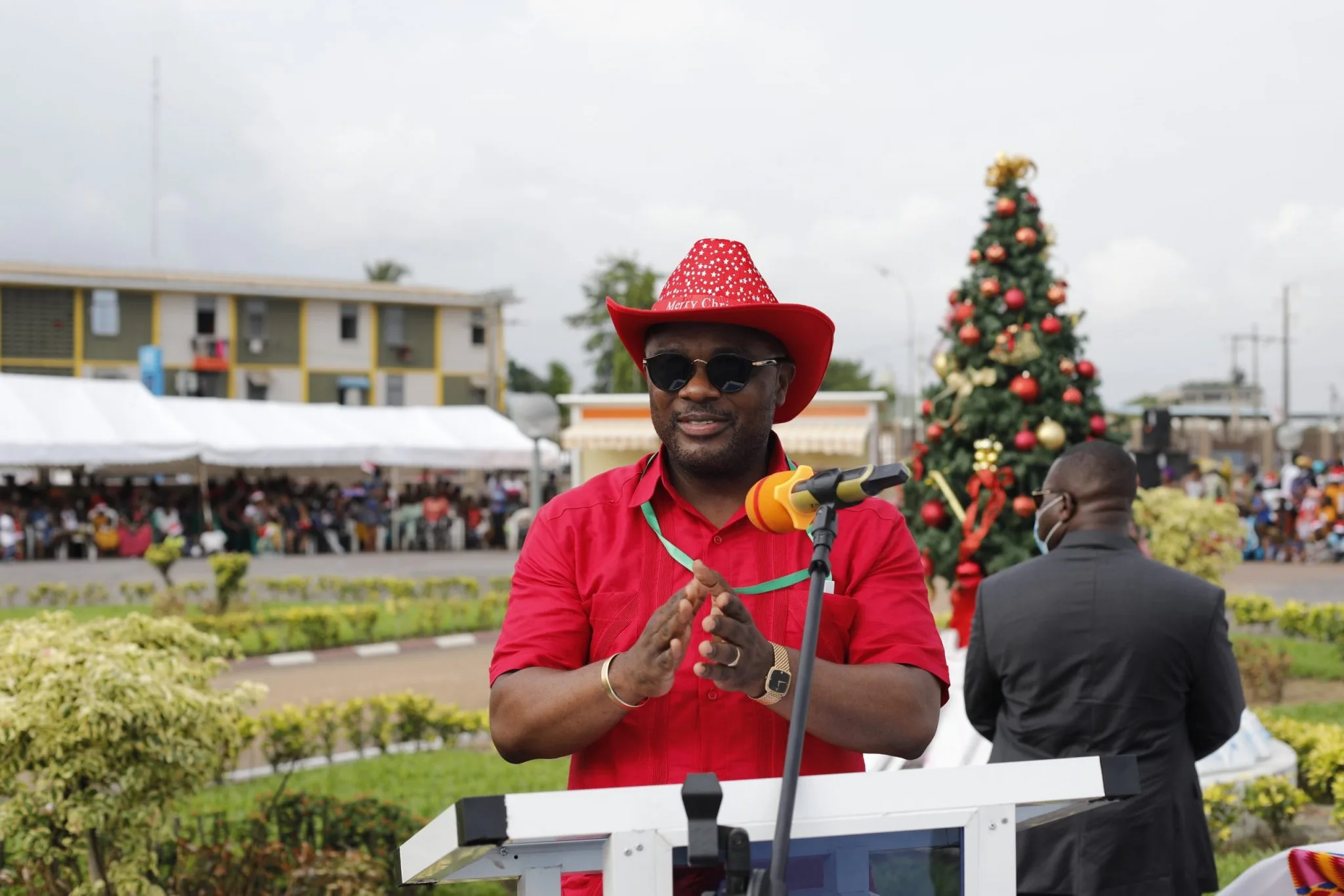 Le Maire Sylvestre Emmou offre 20.000 cadeaux aux enfants de Port-Bouët Le Maire Sylvestre Emmou offre 20.000 cadeaux aux enfants de Port-Bouët | Affairage.ci