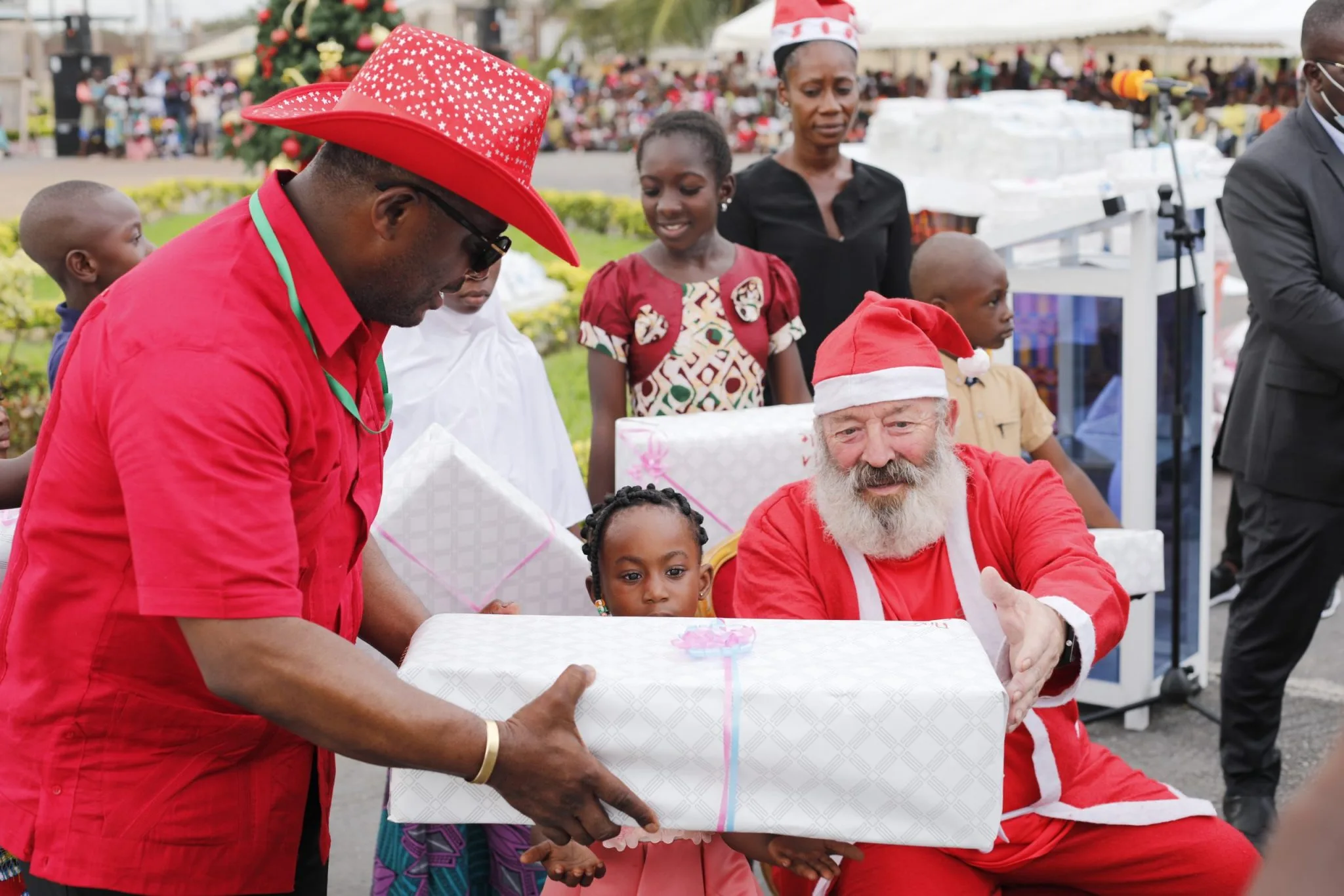 Le Maire Sylvestre Emmou offre 20.000 cadeaux aux enfants de Port-Bouët Le Maire Sylvestre Emmou offre 20.000 cadeaux aux enfants de Port-Bouët | Affairage.ci