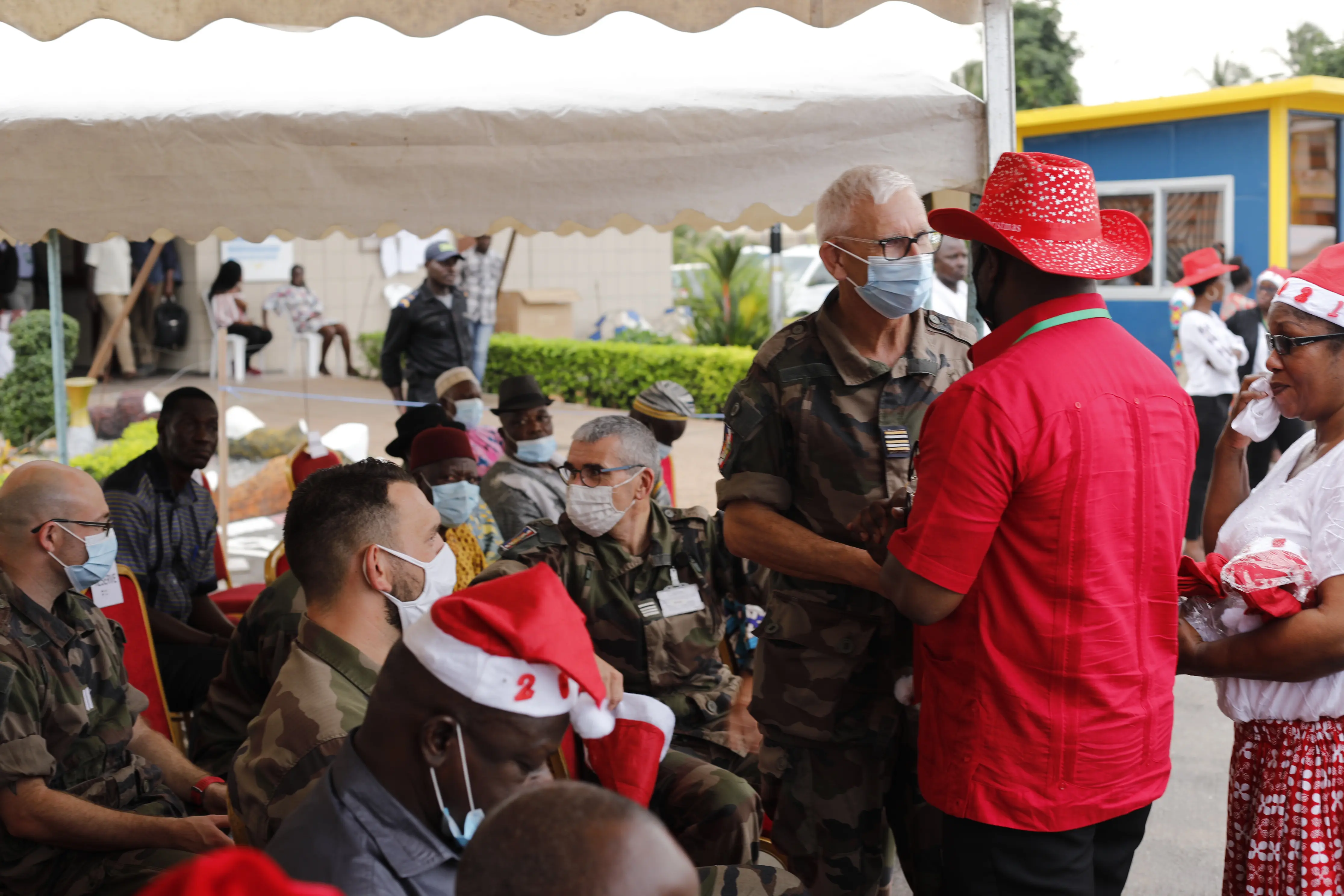 Le Maire Sylvestre Emmou offre 20.000 cadeaux aux enfants de Port-Bouët Le Maire Sylvestre Emmou offre 20.000 cadeaux aux enfants de Port-Bouët | Affairage.ci