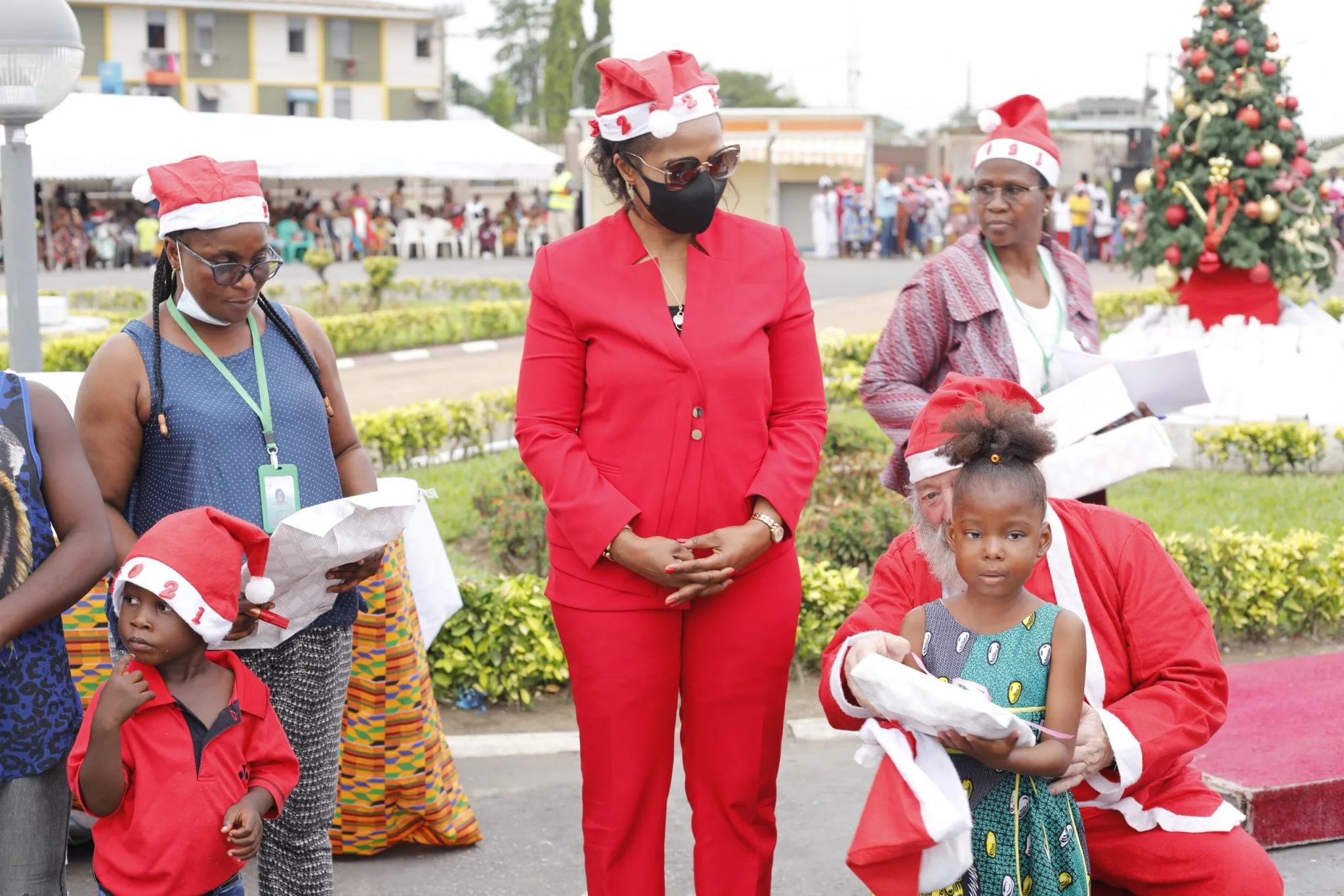 Le Maire Sylvestre Emmou offre 20.000 cadeaux aux enfants de Port-Bouët Le Maire Sylvestre Emmou offre 20.000 cadeaux aux enfants de Port-Bouët | Affairage.ci