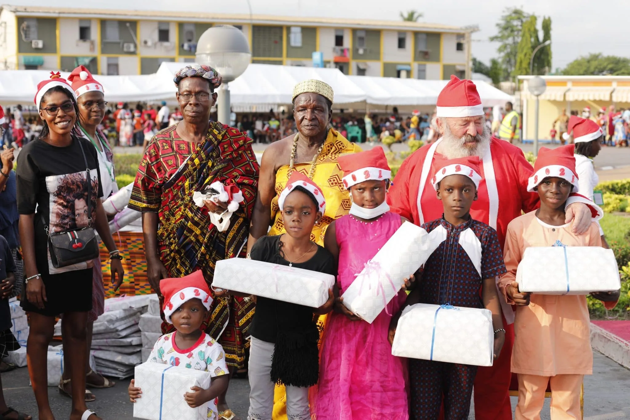 Le Maire Sylvestre Emmou offre 20.000 cadeaux aux enfants de Port-Bouët Le Maire Sylvestre Emmou offre 20.000 cadeaux aux enfants de Port-Bouët | Affairage.ci