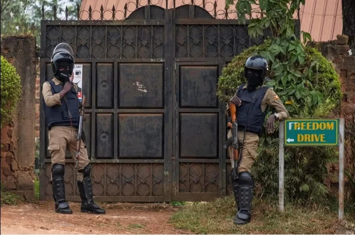 Ouganda : L'opposant Bobi Wine réclame la levée de son "assignation à résidence" bobi wine - assignation à résidence