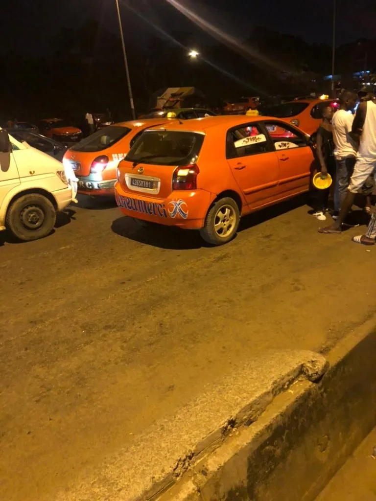 Violences policières en Côte d’Ivoire: un chauffeur de taxi violemment tabassé par un gendarme Un chauffeur de taxi