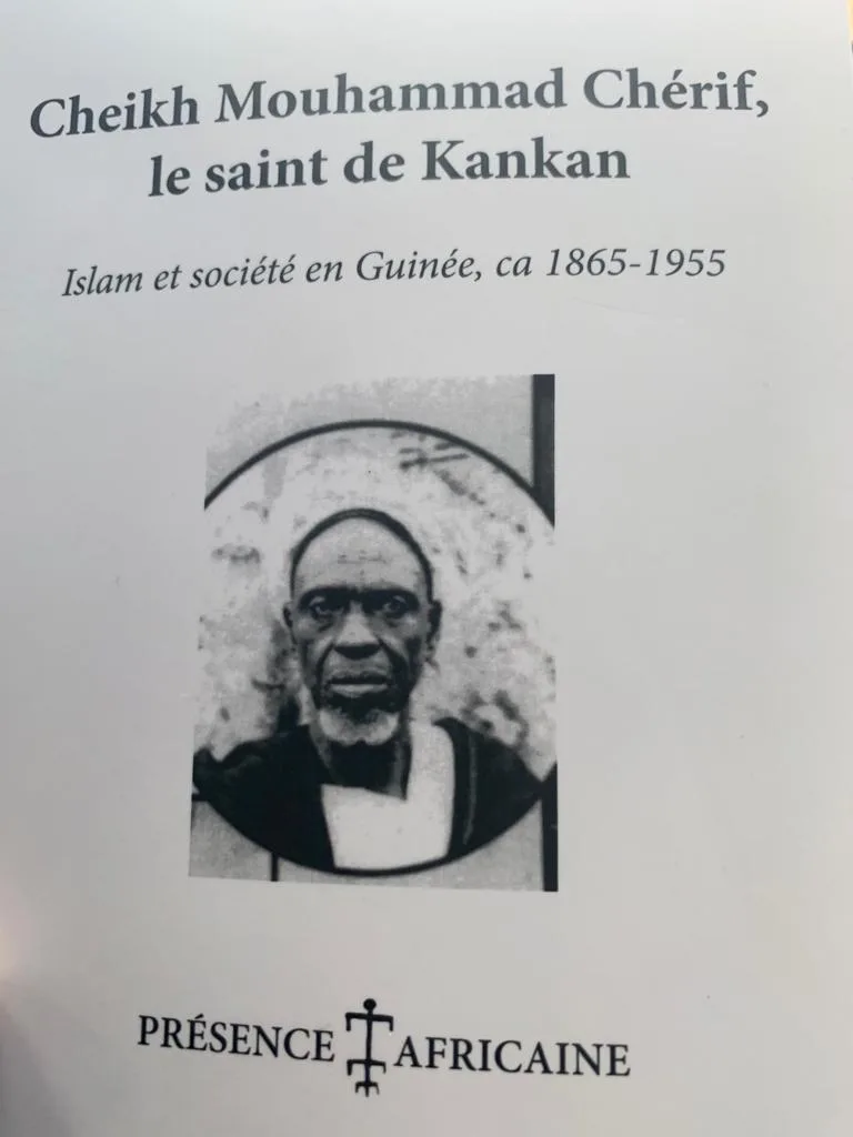 Sidiki Bakaba offre un livre au journaliste Alafé Wakili, en séjour à Paris Sidiki Bakaba offre un livre au journaliste Alafé Wakili, en séjour à Paris | Affairage.ci