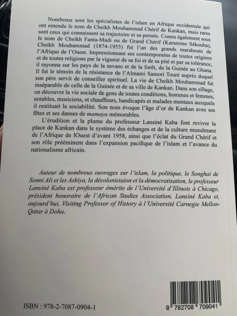 Sidiki Bakaba offre un livre au journaliste Alafé Wakili, en séjour à Paris Sidiki Bakaba offre un livre au journaliste Alafé Wakili, en séjour à Paris | Affairage.ci