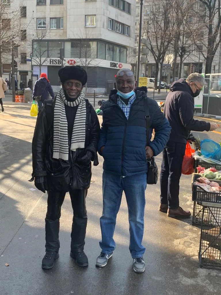 Sidiki Bakaba offre un livre au journaliste Alafé Wakili, en séjour à Paris Sidiki Bakaba offre un livre au journaliste Alafé Wakili, en séjour à Paris | Affairage.ci