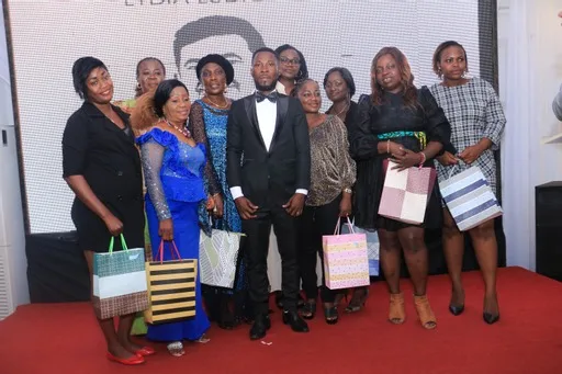 Fête des mères : Le président Philip Kla offre des complets de pagne aux femmes journalistes membres de l’UJOCCI Philip Kla