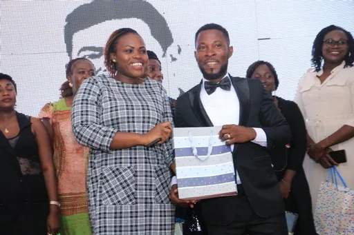 Fête des mères : Le président Philip Kla offre des complets de pagne aux femmes journalistes membres de l’UJOCCI Philip Kla