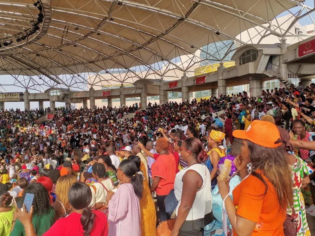 Concert de Sidonie la Tigresse: la vedette de la musique Baoulé remplit la 4.000 places du palais de la culture. Sidonie la tigresse remplit le palais de la culture