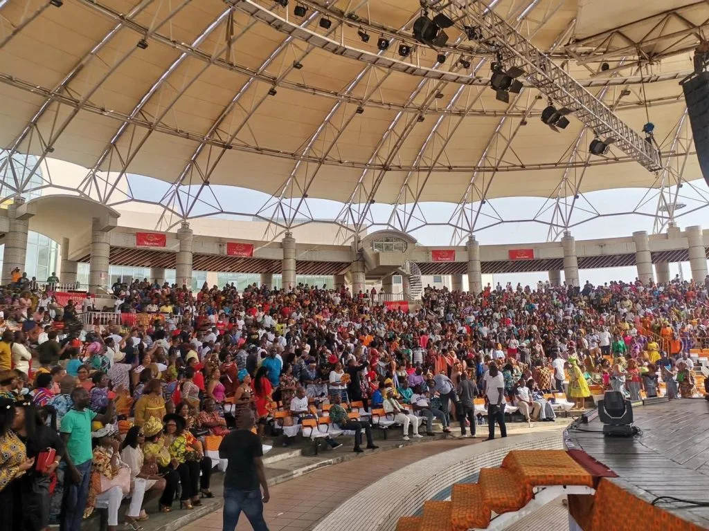 Concert de Sidonie la Tigresse: la vedette de la musique Baoulé remplit la 4.000 places du palais de la culture. Sidonie la tigresse remplit le palais de la culture