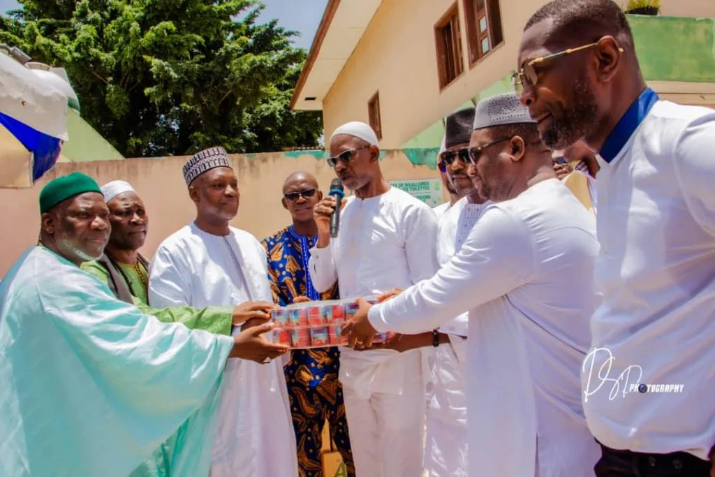Solidarité: Daouda Bakayoko fait des dons aux communautés Musulmanes et Chrétiennes de Treichville Daouda Bakayoko