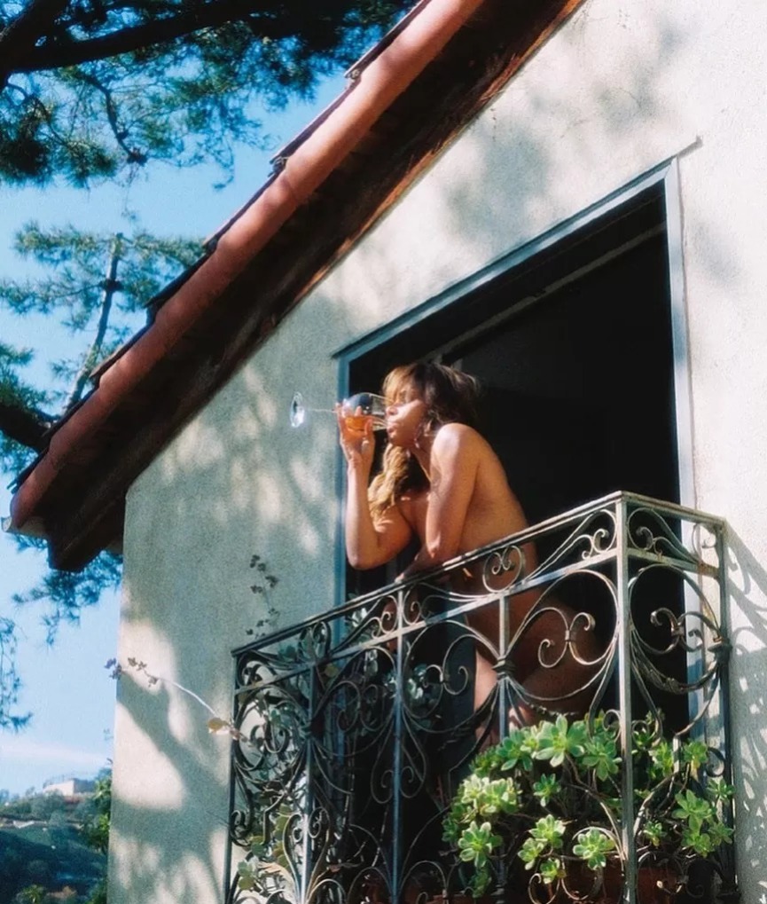 Halle Berry s’expose toute n*e sur son balcon (photo) Halle Berry s’expose toute n*e sur son balcon (photo) | Affairage.ci
