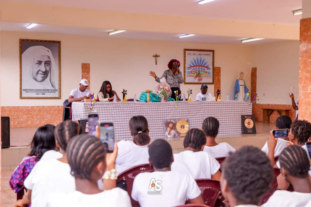 Concert de Roseline Layo : la chanteuse charme la toile avec ce geste (photos) Concert de Roseline Layo : la chanteuse charme la toile avec ce geste (photos) | Affairage.ci