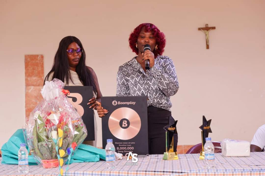 Concert de Roseline Layo : la chanteuse charme la toile avec ce geste (photos) Concert de Roseline Layo : la chanteuse charme la toile avec ce geste (photos) | Affairage.ci