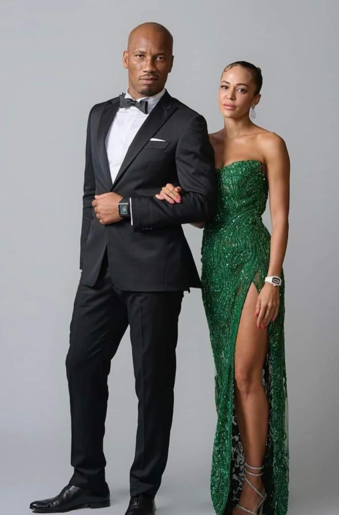 Gabrielle Lemaire pose dans une robe fendue qui laisse voir sa…(photo) Gabrielle Lemaire pose dans une robe fendue qui laisse voir sa…(photo) | Affairage.ci